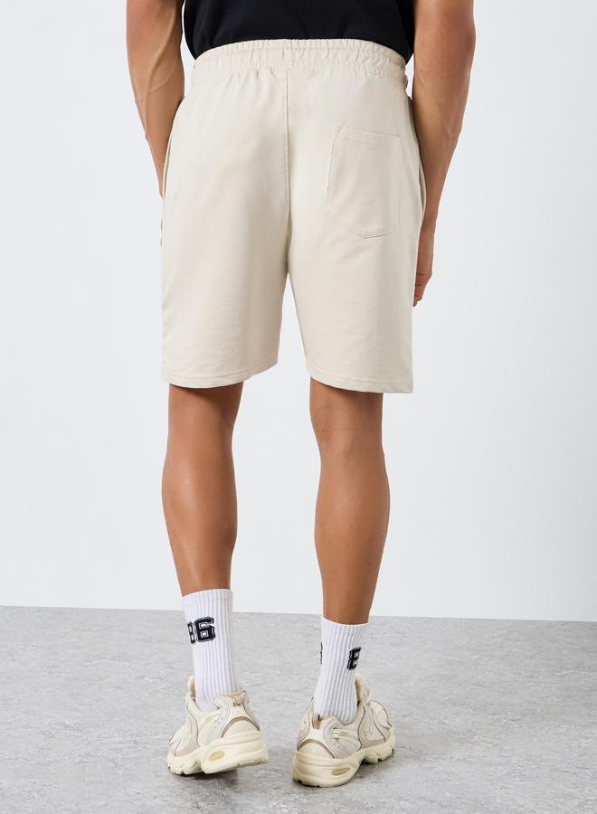 ستايلي شورت بطبعة شعار وقصة عادية - Image 3